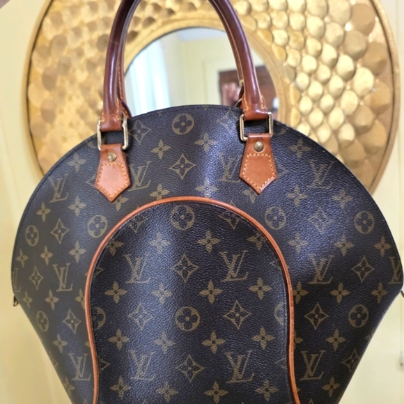 Louis Vuitton Brown Monogram Shoulder Bag with Classic Design - Picture 1 of 12